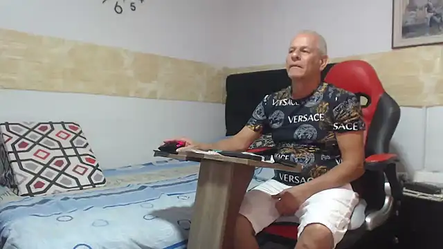 Snapshot of VALENTINO1983_ chatting on 09-13-25, 05:29 VALENTINO1983 online show from 09-13-25, 05:29