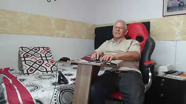 Snapshot of VALENTINO1983_ chatting on 09-28-25, 04:07 VALENTINO1983 online show from 09-28-25, 04:07