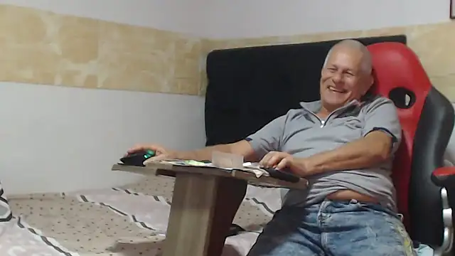 Snapshot of VALENTINO1983_ chatting on 10-11-25, 02:00 VALENTINO1983 online show from 10-11-25, 02:00