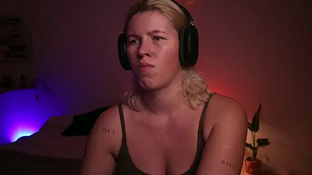 Snapshot of moonamii chatting on 12-02-24, 05:15 moonamii online show from 12-02-24, 05:15