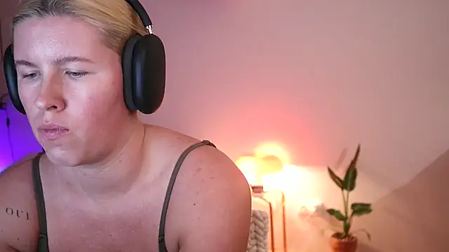 Snapshot of moonamii chatting on 12-04-24, 08:51 moonamii online show from 12-04-24, 08:51