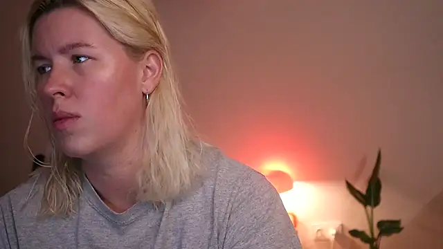 Snapshot of moonamii chatting on 12-10-24, 02:17 moonamii online show from 12-10-24, 02:17