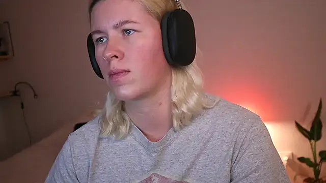 Snapshot of moonamii chatting on 12-10-24, 05:33 moonamii online show from 12-10-24, 05:33