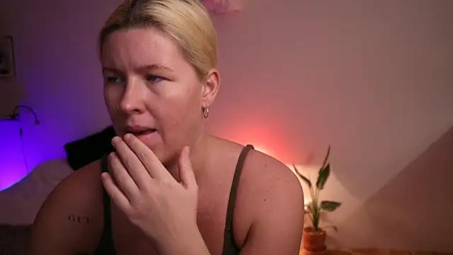 Snapshot of moonamii chatting on 12-15-24, 07:42 moonamii online show from 12-15-24, 07:42