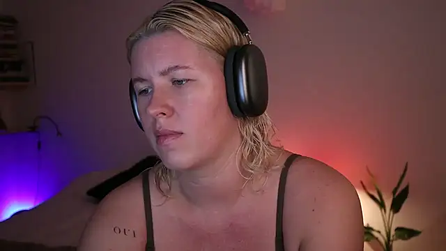 Snapshot of moonamii chatting on 01-10-25, 04:30 moonamii online show from 01-10-25, 04:30