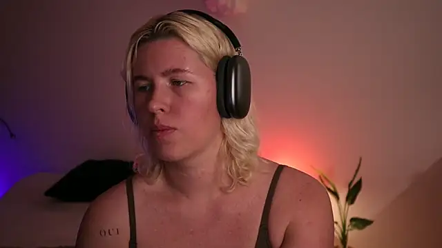 Snapshot of moonamii chatting on 01-22-25, 06:52 moonamii online show from 01-22-25, 06:52