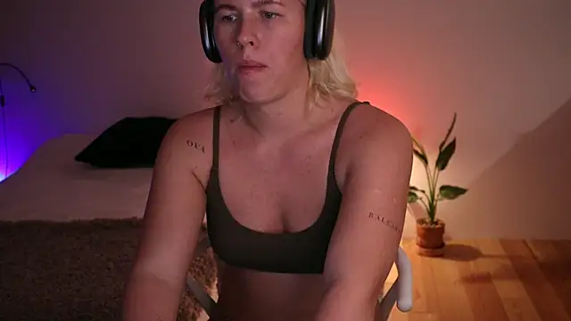 Snapshot of moonamii chatting on 01-22-25, 09:54 moonamii online show from 01-22-25, 09:54