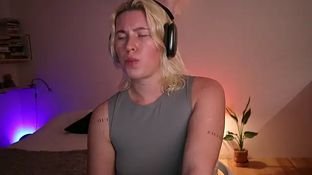 Snapshot of moonamii chatting on 01-23-25, 06:24 moonamii online show from 01-23-25, 06:24