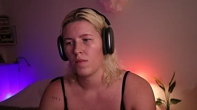 Snapshot of moonamii chatting on 01-27-25, 04:11 moonamii online show from 01-27-25, 04:11