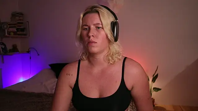 Snapshot of moonamii chatting on 01-28-25, 06:49 moonamii online show from 01-28-25, 06:49