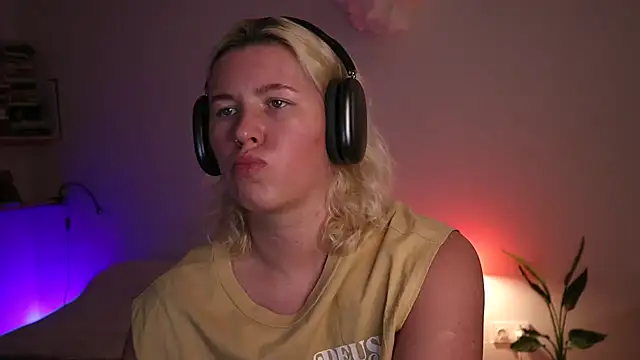 Snapshot of moonamii chatting on 01-30-25, 05:17 moonamii online show from 01-30-25, 05:17