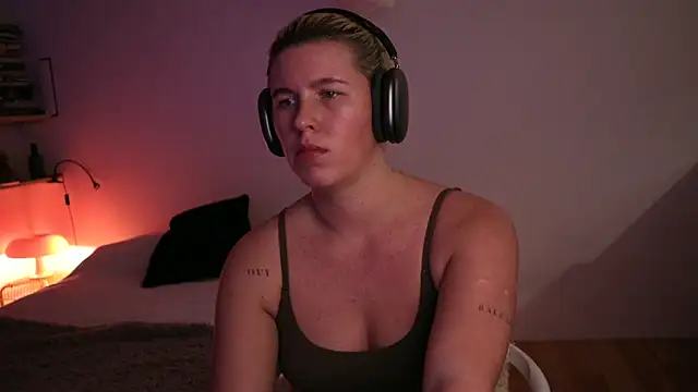 Snapshot of moonamii chatting on 02-18-25, 10:58 moonamii online show from 02-18-25, 10:58