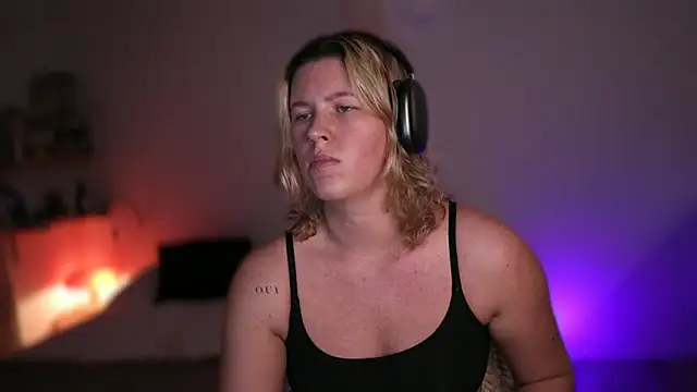 Snapshot of moonamii chatting on 03-18-25, 06:04 moonamii online show from 03-18-25, 06:04