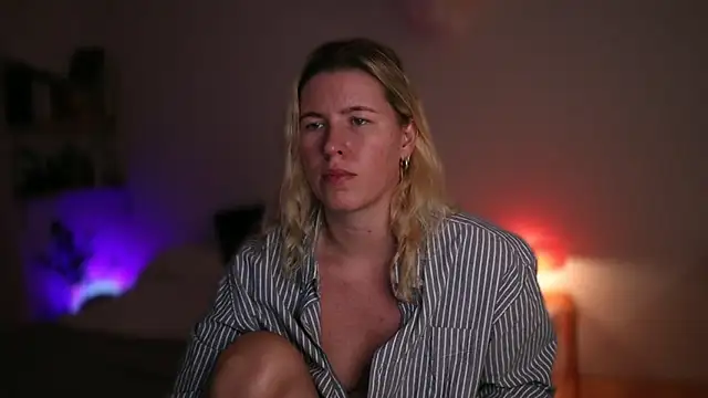 Snapshot of moonamii chatting on 09-16-25, 07:04 moonamii online show from 09-16-25, 07:04