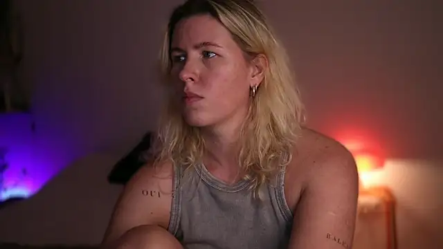 Snapshot of moonamii chatting on 09-17-25, 04:41 moonamii online show from 09-17-25, 04:41