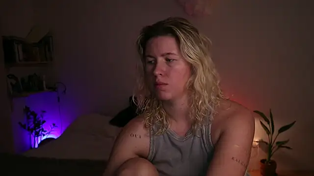 Snapshot of moonamii chatting on 09-26-25, 04:22 moonamii online show from 09-26-25, 04:22