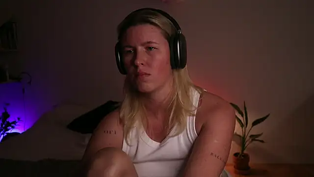 Snapshot of moonamii chatting on 09-29-25, 07:40 moonamii online show from 09-29-25, 07:40