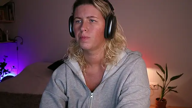 Snapshot of moonamii chatting on 10-03-25, 05:21 moonamii online show from 10-03-25, 05:21