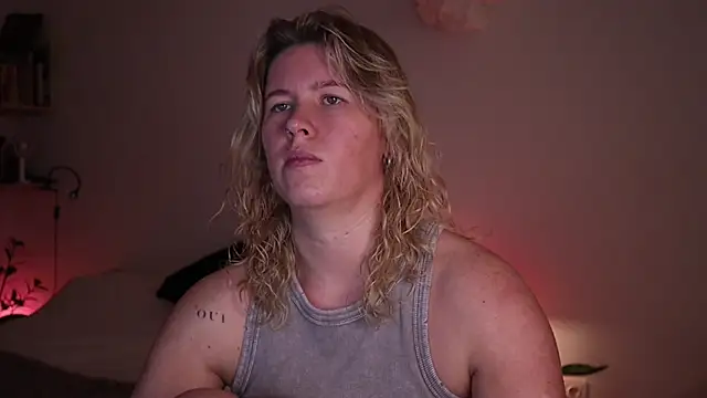 Snapshot of moonamii chatting on 10-23-25, 08:40 moonamii online show from 10-23-25, 08:40