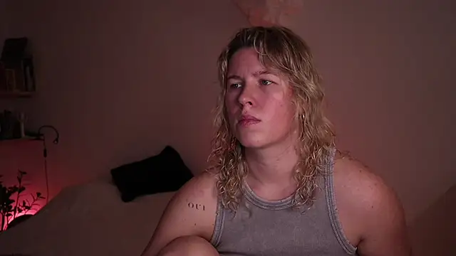 Snapshot of moonamii chatting on 10-24-25, 02:35 moonamii online show from 10-24-25, 02:35