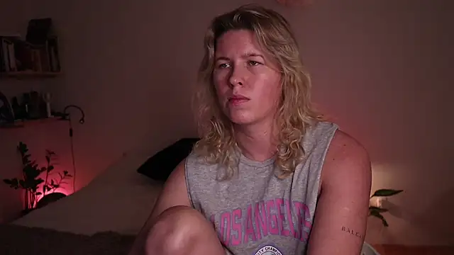 Snapshot of moonamii chatting on 10-31-25, 06:42 moonamii online show from 10-31-25, 06:42