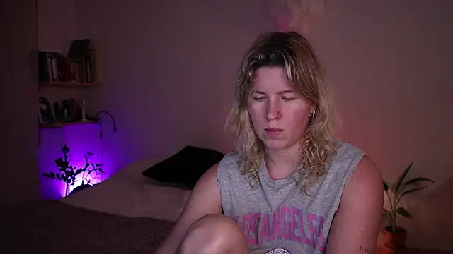 Snapshot of moonamii chatting on 12-03-25, 08:29 moonamii online show from 12-03-25, 08:29