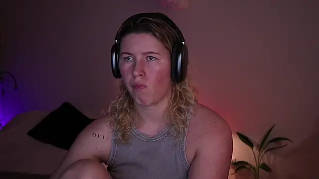 Snapshot of moonamii chatting on 12-04-25, 06:05 moonamii online show from 12-04-25, 06:05