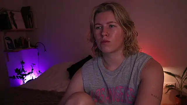 Snapshot of moonamii chatting on 12-18-25, 06:25 moonamii online show from 12-18-25, 06:25