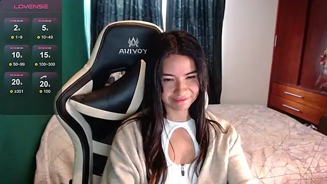 Snapshot of alice_middlee chatting on 06-17-26, 02:40 alice middlee online show from 06-17-26, 02:40