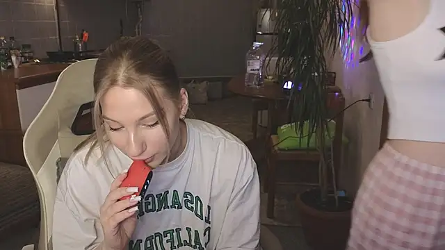 Snapshot of MiaKeler chatting on 03-06-25, 01:57 MiaKeler online show from 03-06-25, 01:57