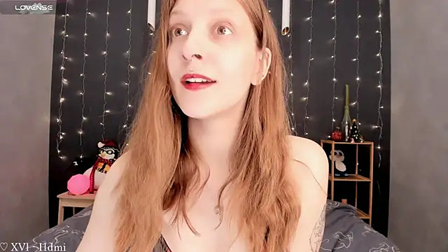 Snapshot of SolarAlice chatting on 12-12-24, 08:53 SolarAlice online show from 12-12-24, 08:53