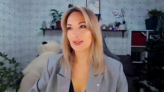 Snapshot of MillaXQueen chatting on 12-16-25, 03:28 MillaXQueen online show from 12-16-25, 03:28