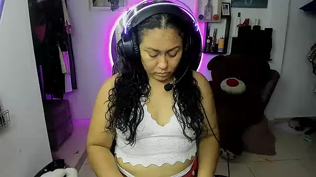 Snapshot of AliceFox_Milf chatting on 03-21-26, 03:33 AliceFox Milf online show from 03-21-26, 03:33