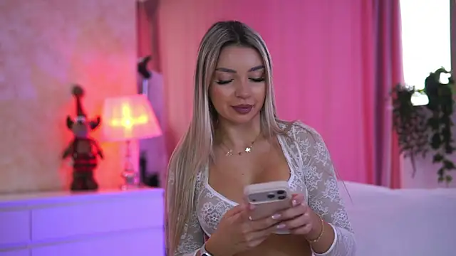 Snapshot of ArtTeasee chatting on 12-15-25, 09:24 ArtTeasee online show from 12-15-25, 09:24