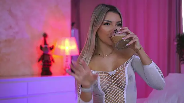 Snapshot of ArtTeasee chatting on 12-23-25, 08:45 ArtTeasee online show from 12-23-25, 08:45