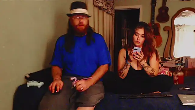 Geeznuts19 online show from 10-19-25, 03:40