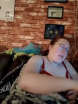 Snapshot of Sexycurvyemilyy chatting on 12-21-24, 10:40 Sexycurvyemilyy online show from 12-21-24, 10:40