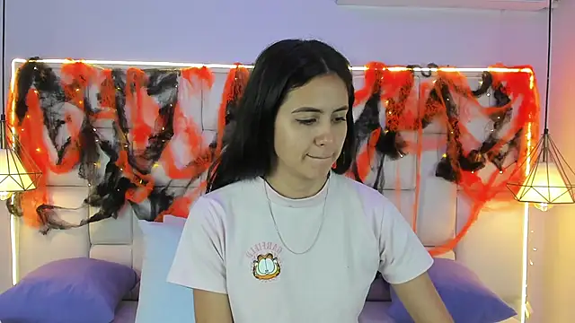 Snapshot of SarahSophia_ chatting on 10-16-25, 11:33 SarahSophia online show from 10-16-25, 11:33