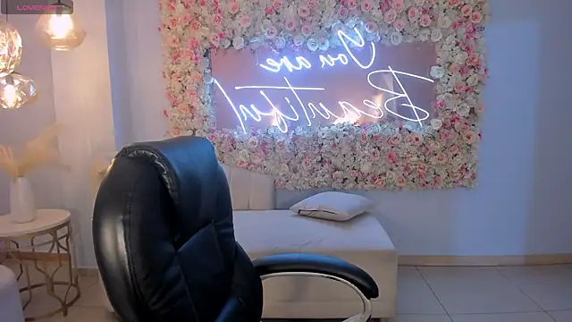 Snapshot of SunnyRivers chatting on 12-18-25, 11:27 SunnyRivers online show from 12-18-25, 11:27