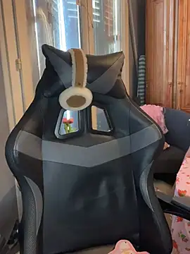 LaPetitechienne1 online show from 02-04-25, 04:08