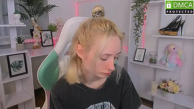 Snapshot of Katia_Kim chatting on 10-23-25, 05:40 Katia Kim online show from 10-23-25, 05:40