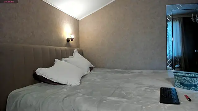 Snapshot of Your_Wet_Desire chatting on 05-20-26, 06:08 Your Wet Desire online show from 05-20-26, 06:08