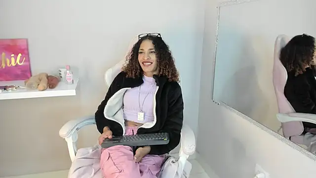 Snapshot of StefanyMiler chatting on 01-10-25, 09:23 StefanyMiler online show from 01-10-25, 09:23