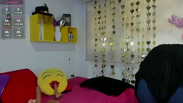 Snapshot of yasmin_goldenst chatting on 01-15-25, 07:44 yasmin goldenst online show from 01-15-25, 07:44