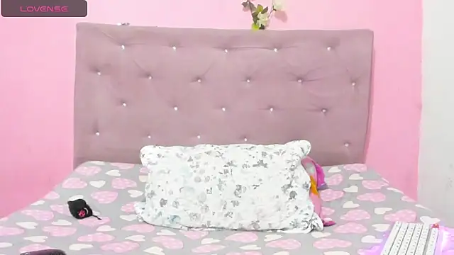Snapshot of Ania-Ross chatting on 03-09-25, 03:01 Ania-Ross online show from 03-09-25, 03:01
