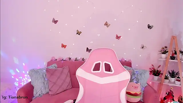 Snapshot of Zara_uwu_ chatting on 10-16-25, 11:33 Zara uwu online show from 10-16-25, 11:33