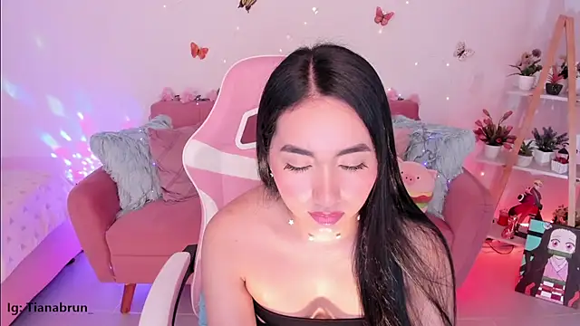 Snapshot of Zara_uwu_ chatting on 10-21-25, 11:44 Zara uwu online show from 10-21-25, 11:44