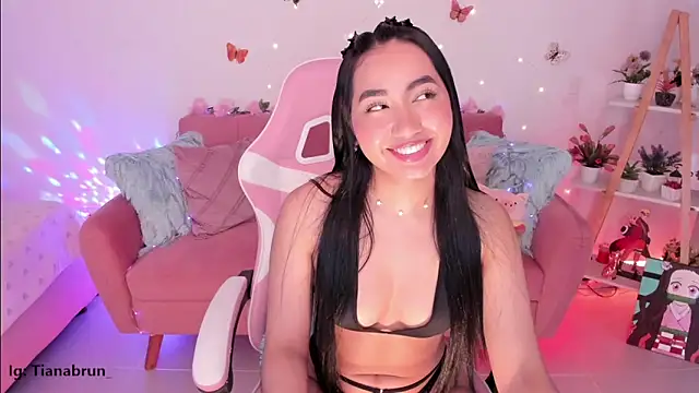 Snapshot of Zara_uwu_ chatting on 10-24-25, 12:12 Zara uwu online show from 10-24-25, 12:12