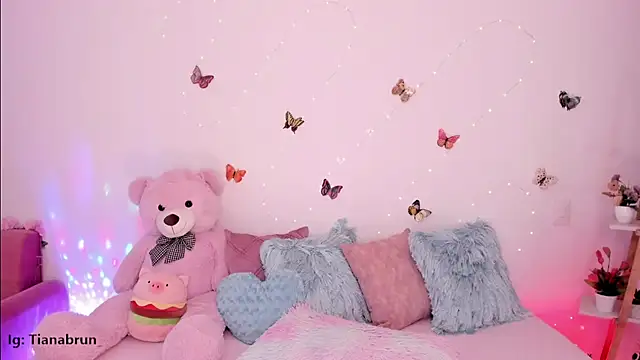 Snapshot of Zara_uwu_ chatting on 11-13-25, 10:47 Zara uwu online show from 11-13-25, 10:47