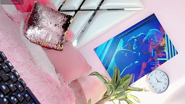 Hannahsmit online show from 12-29-24, 04:19